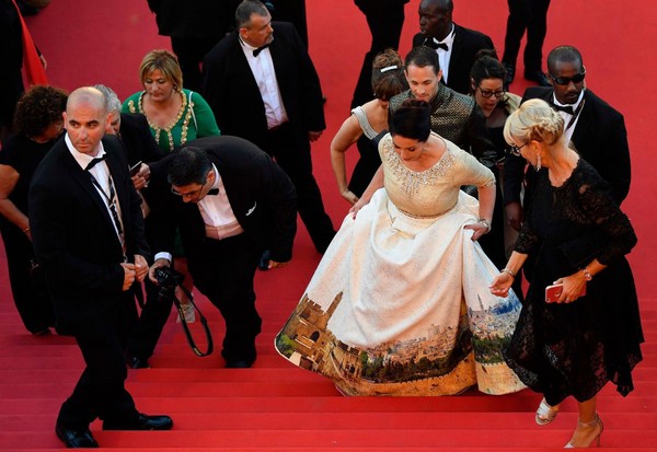 Images de Cannes:    une robe très polémique